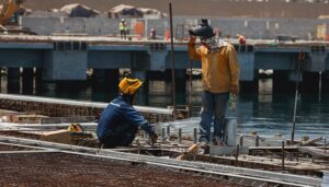 Trabajadores que realicen labores al aire libre deben recibir elementos de protección solar